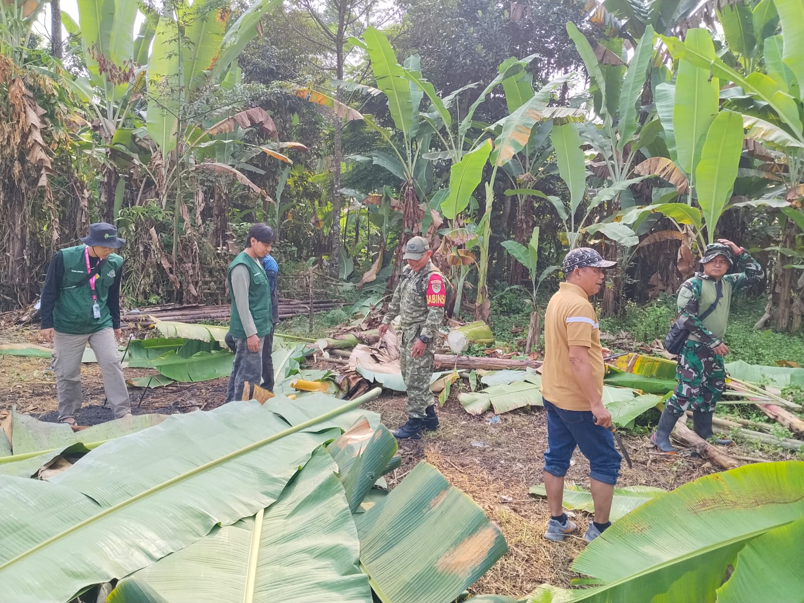 Babinsa Leuwidamar dan Warga Gotong Royong Bersihkan Lapangan Desa Lebak Parahiang Jelang Upacara 17 Agustus