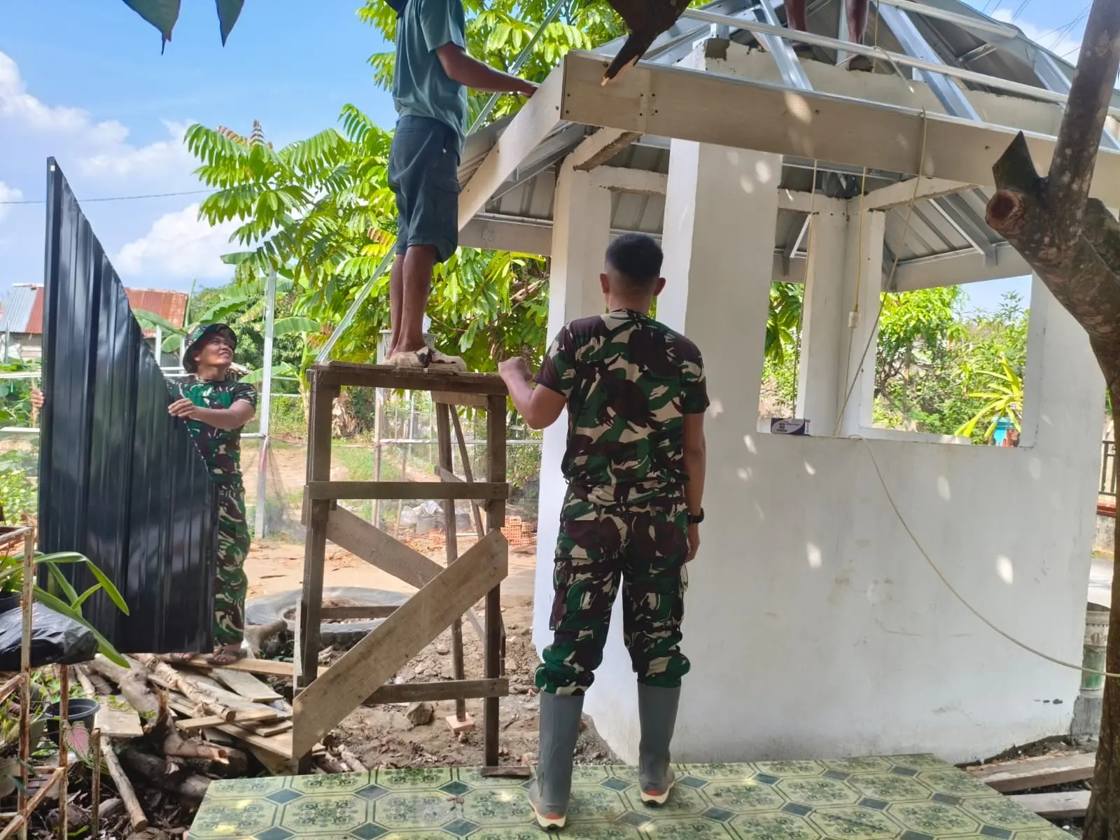 Satgas TMMD Ke-129 Kodim Palembang Rampungkan Pos Kamling di Talang Jambi, Libatkan Warga Gotong Royong