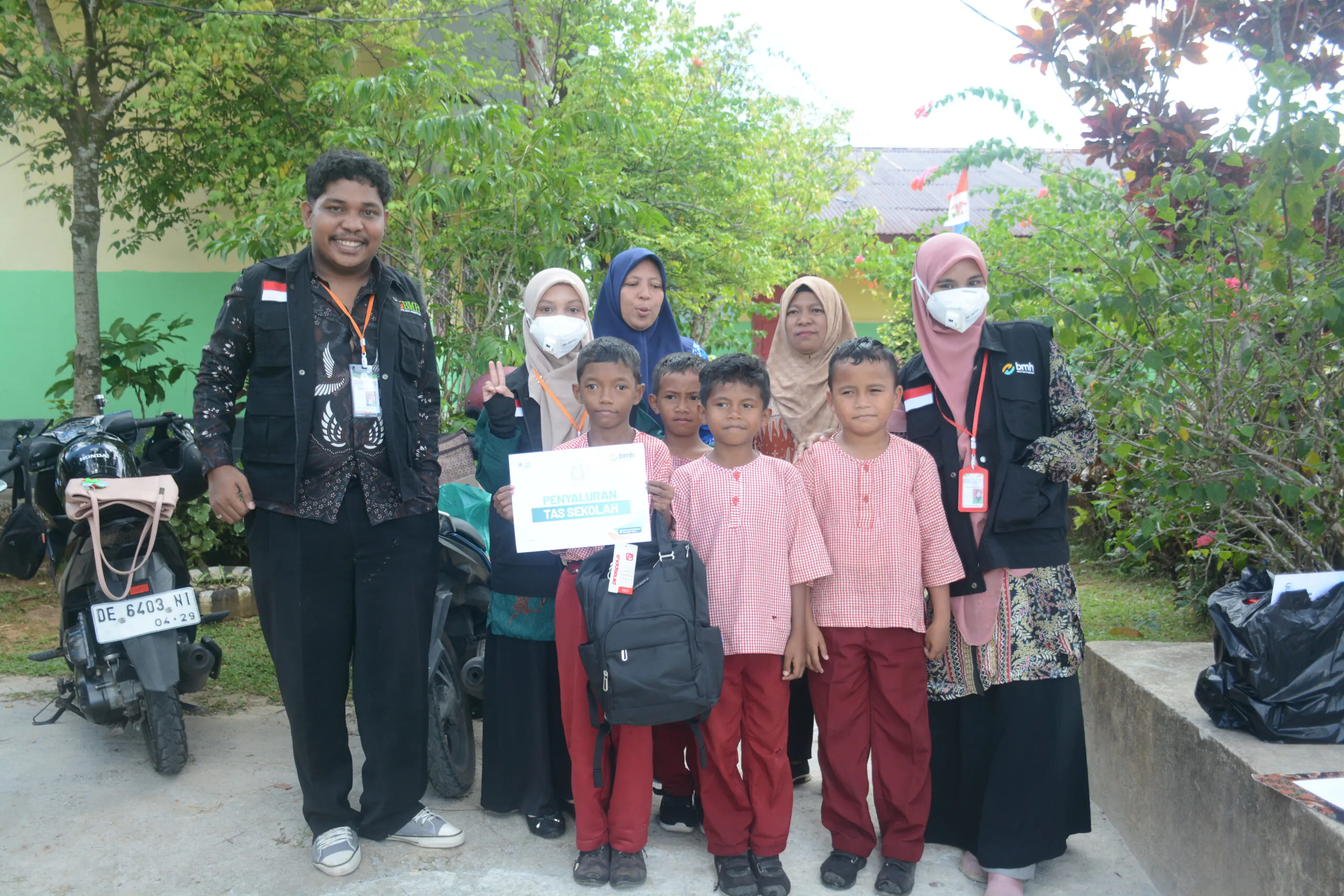 LAZNAS BMH Maluku Salurkan Ratusan Perlengkapan Sekolah untuk Anak Dusun Terpencil di Teluk Ambon