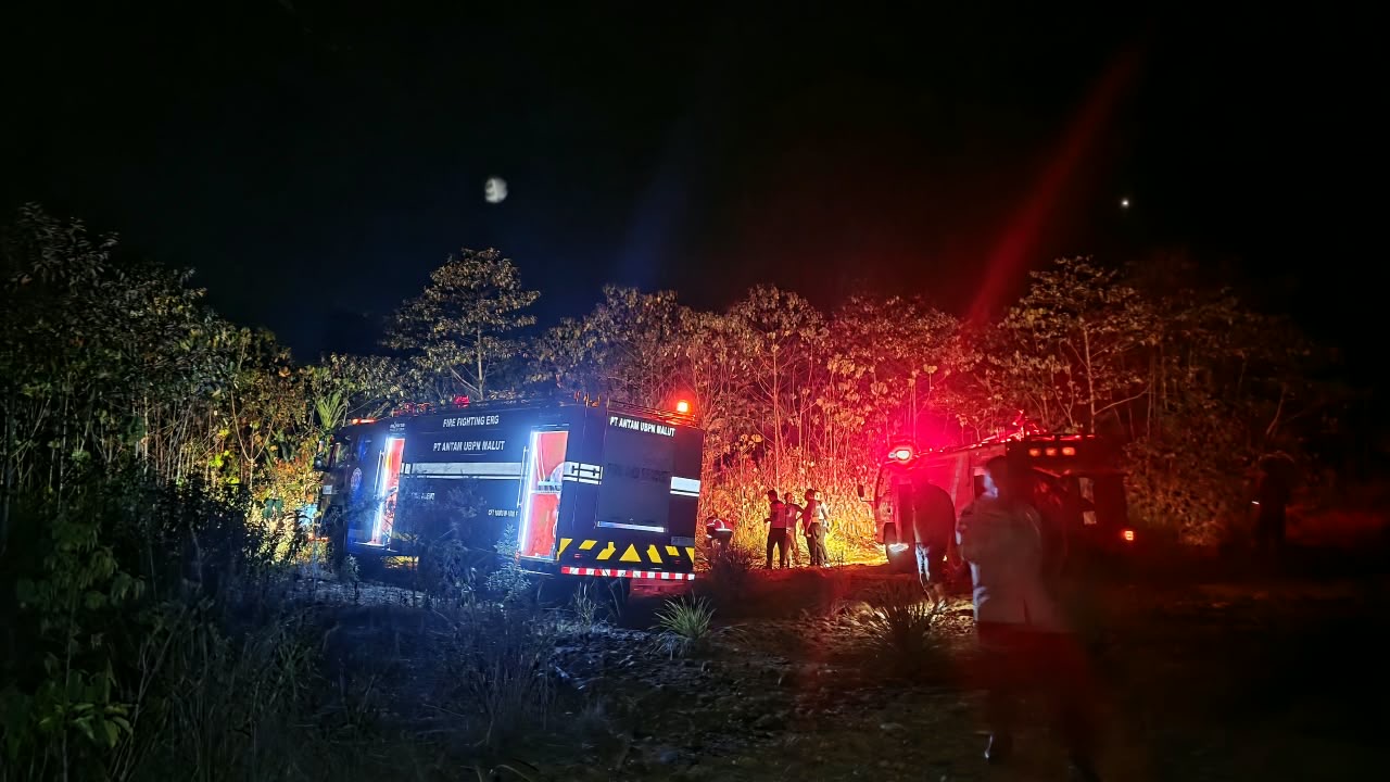 ANTAM Group Kerahkan Tim ERG dan 2 Mobil Damkar Padamkan Kebakaran Lahan di Jalan 40 Buli, Halmahera Timur