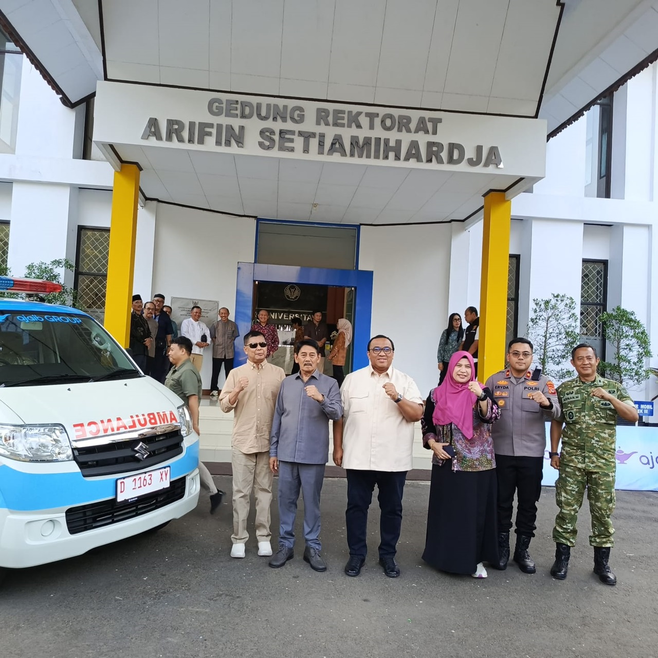 Universitas Kuningan Terima Bantuan Satu Unit Ambulans dari Ajaib Group untuk Layanan Darurat