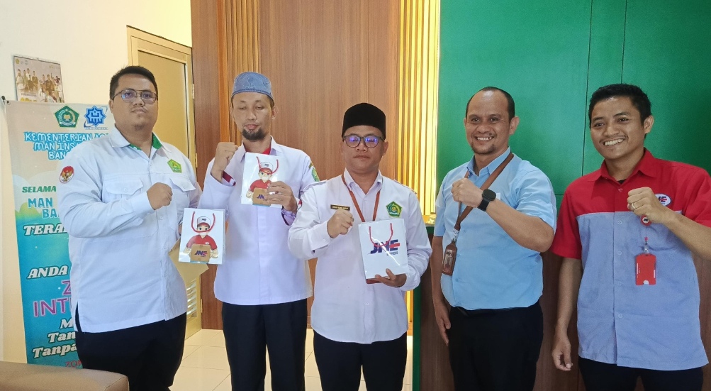 JNE Pangkalpinang Gandeng MAN IC Bangka Tengah, Tarif Kirim Barang ke Asrama Siswa Rp 10.000 per Kilogram