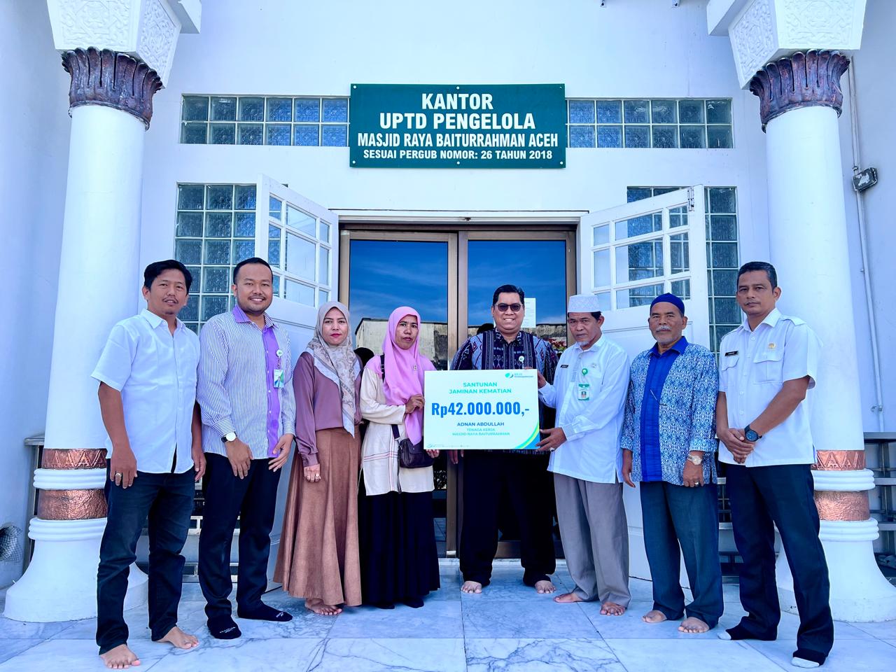Ahli Waris Pekerja Masjid Raya Baiturrahman Banda Aceh Terima Santunan dan Beasiswa Rp181 Juta dari BPJS Ketenagakerjaan