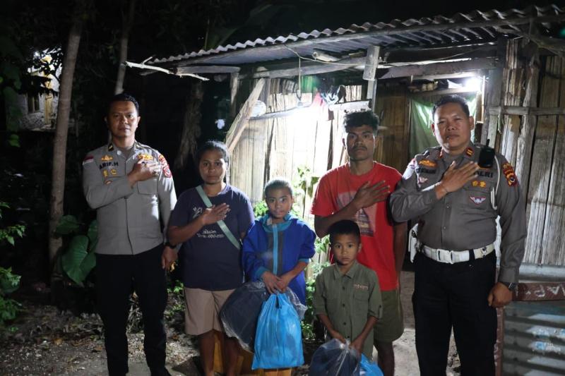 Viral Video 3 Siswa SD di TTS Pulang Sekolah Pakai Sandal Usang, Kapolda NTT Langsung Perintahkan Bantuan Sepatu Baru