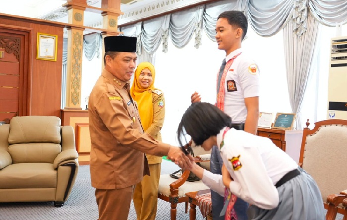 Gubernur Kalbar Ria Norsan Beri Motivasi ke Dua Calon Paskibraka Nasional Wirza dan Seli: Jaga Nama Baik Daerah