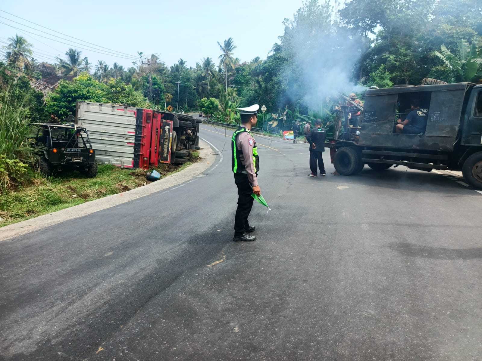 Truk Tronton Terguling di Jalur Denpasar–Gilimanuk, Sopir Asal Majalengka Selamat Usai Hindari Truk Rusak
