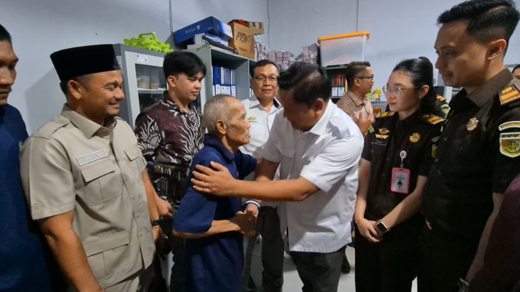 Kakek Mujiran (72) Kembali ke Pelukan Keluarga Usai PTPN Setujui Restorative Justice, Status Tahanan Dialihkan