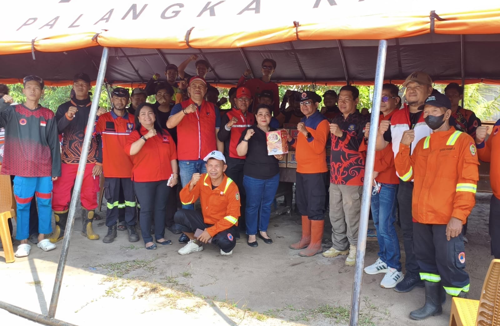 DPC PDIP Palangka Raya Kirim Bantuan Logistik ke Posko Karhutla Kameloh Baru, Fokus Jaga Stamina Petugas di Titik Rawan