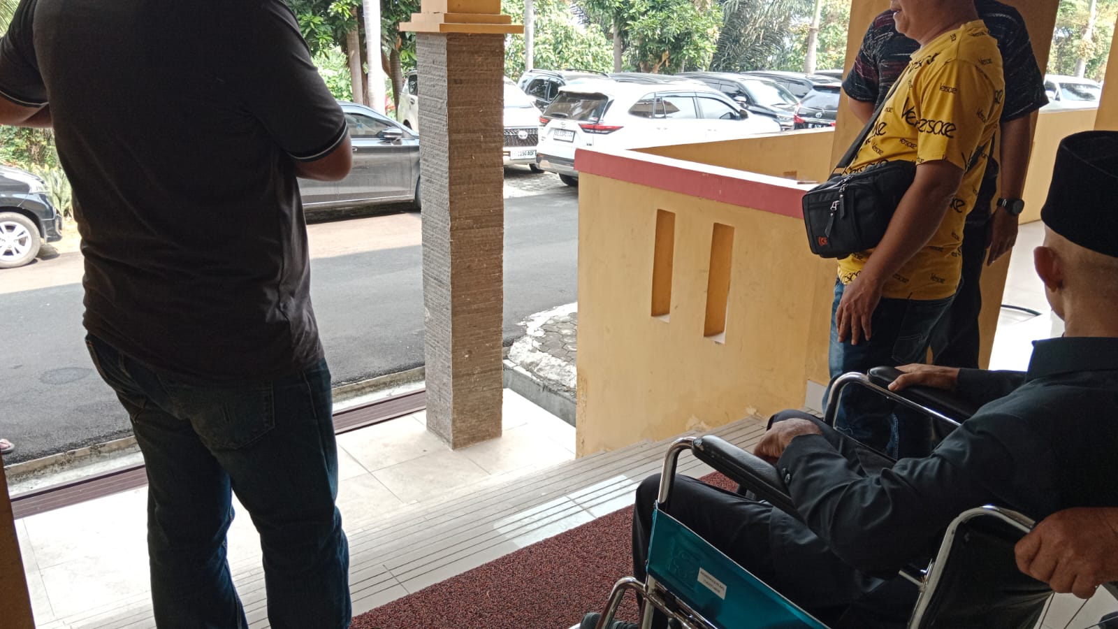 Anggota DPRD Bandar Lampung Digotong Masuk Ruang Paripurna, Akses Disabilitas di Gedung DPRD Dipertanyakan