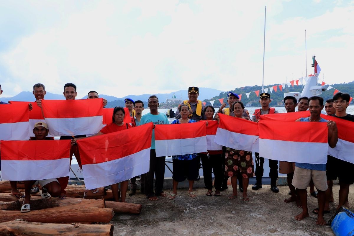 Polres Anambas Bagikan 100 Bendera Merah Putih dan 50 Paket Bansos ke Nelayan di Perairan Siantan