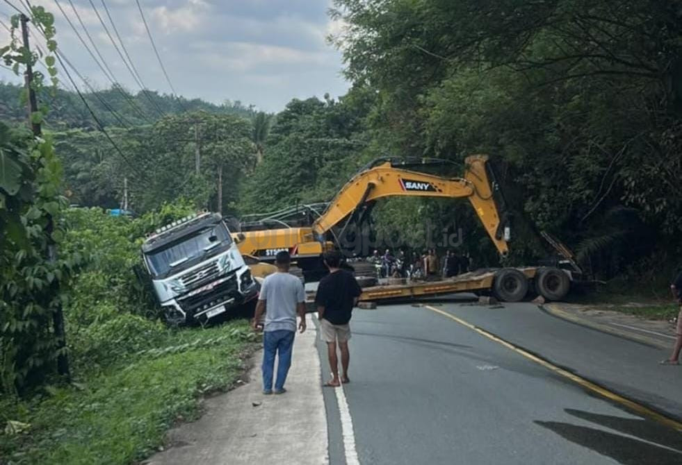 Truk Pengangkut Alat Berat Melintang di Poros Samarinda-Bontang, Lalu Lintas Lumpuh Total Selama Berjam-jam