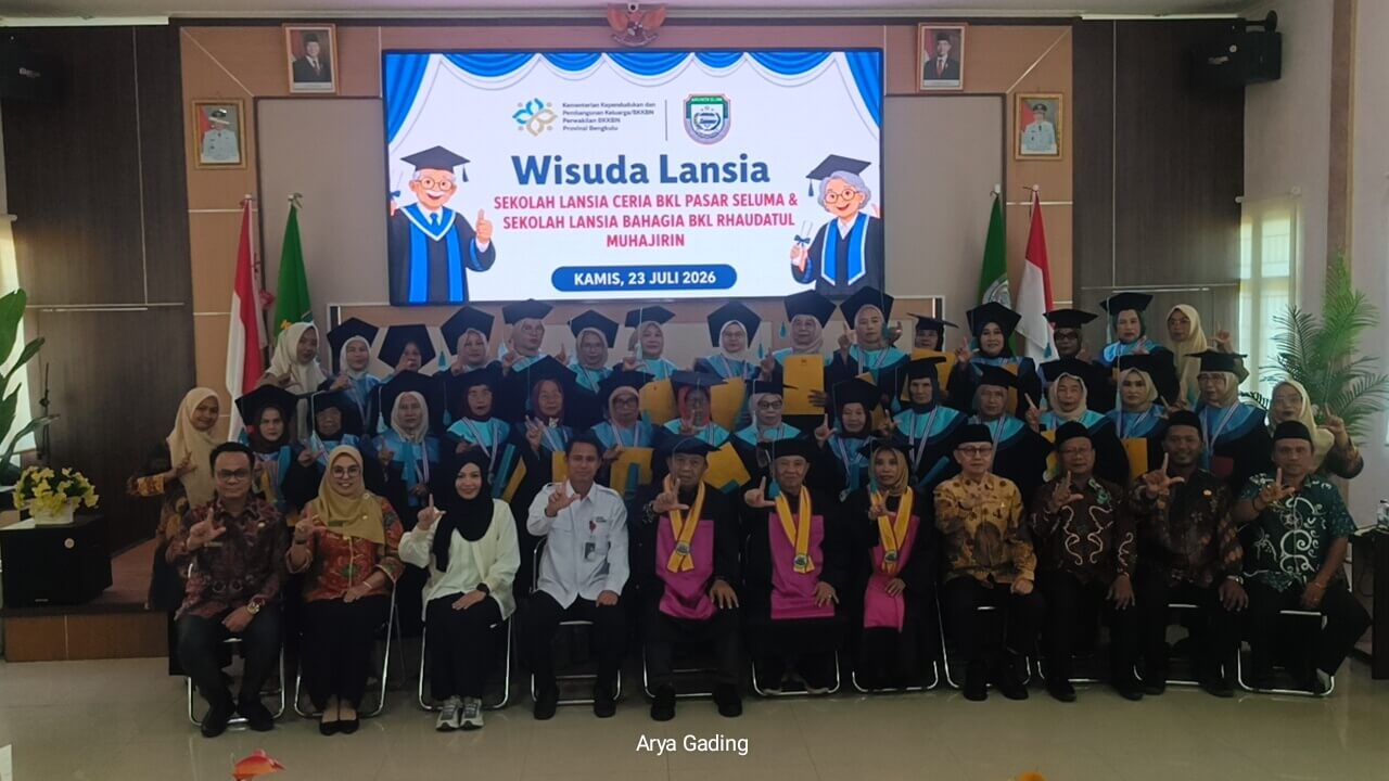 DP3AKB Seluma Wisuda 67 Lansia dari Dua Desa, Program Sekolah Lansia Dorong Ketangguhan Keluarga