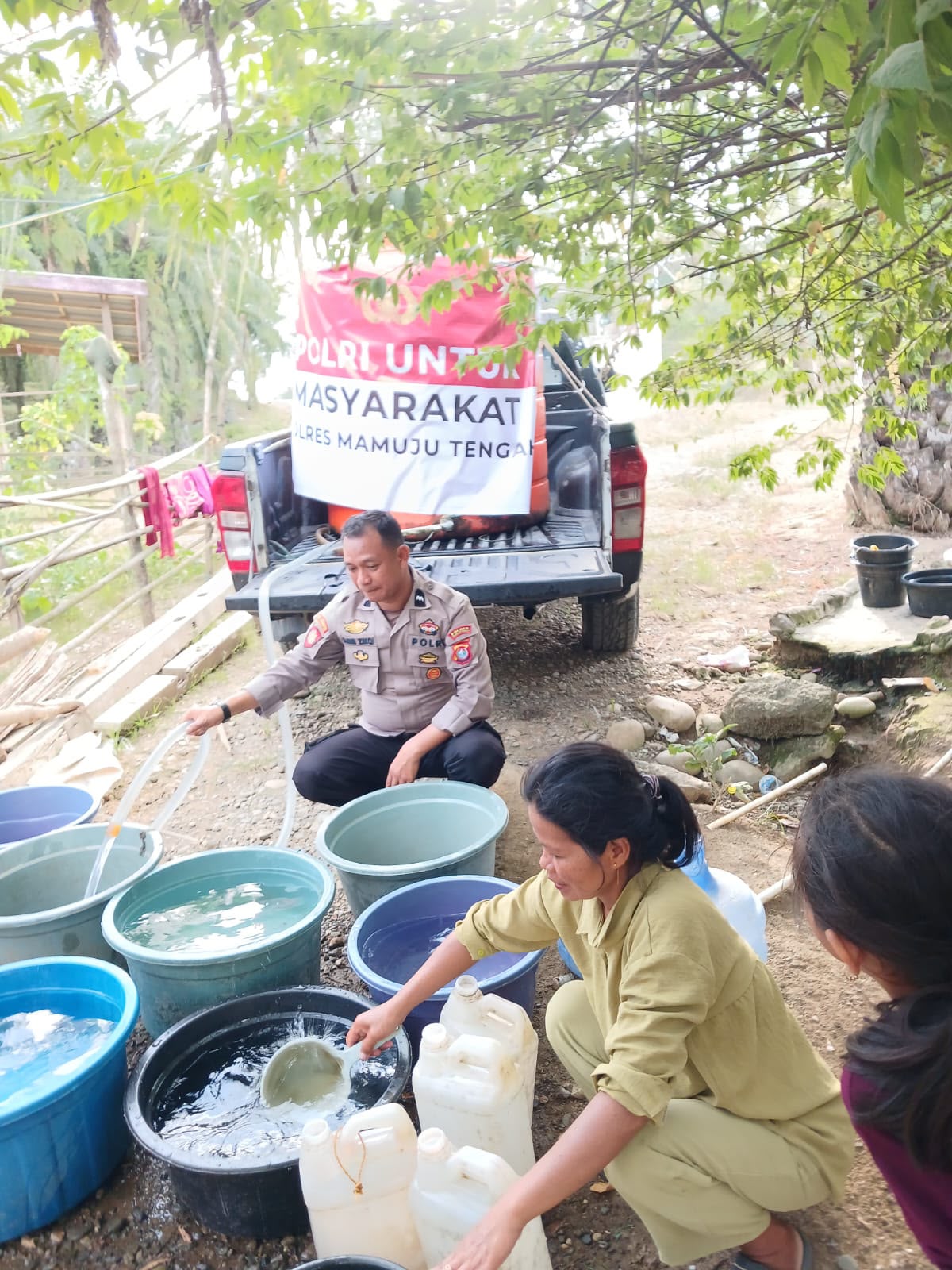 Polres Mamuju Tengah Salurkan 1.200 Liter Air Bersih ke Warga Dusun Sumber Makmur yang Terdampak Kemarau
