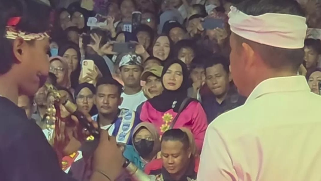 Dedi Mulyadi Beri Apresiasi Langsung ke Seniman Tarompet Pandeglang di Kirab Budaya Cirebon, Sempat Candai 