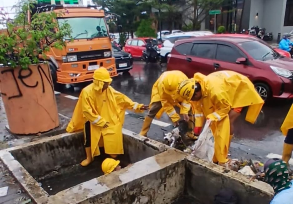 Hujan Deras Guyur Makassar, Puluhan Ruas Jalan Tergenang, Pemkot Terjunkan Satgas Drainase