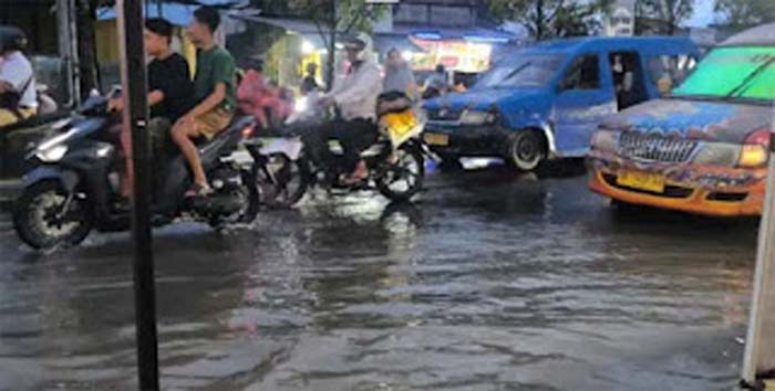 Banjir Rendam Jalan Padang Indarung dan Dua Kecamatan di Kota Padang, Air Capai 40 Sentimeter
