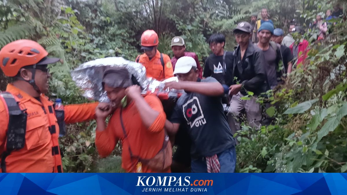 Pendaki Gunung Agung Bali Pingsan di Ketinggian 2.200 Mdpl, Dievakuasi Tim SAR Gabungan dengan Tandu
