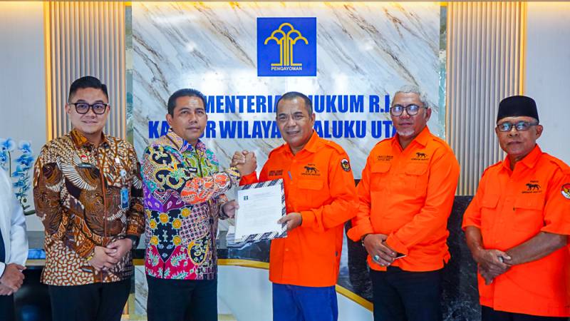 Kemenkum Malut Resmi Menyerahkan SKT ke Partai Gerakan Rakyat, Pengurus Penuhi Syarat Administrasi Hukum