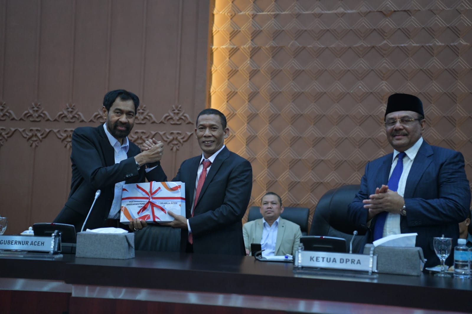 Gubernur Aceh Muzakir Manaf Serahkan Raqan Pertanggungjawaban APBA 2025, Pendapatan Tembus Rp10,70 Triliun