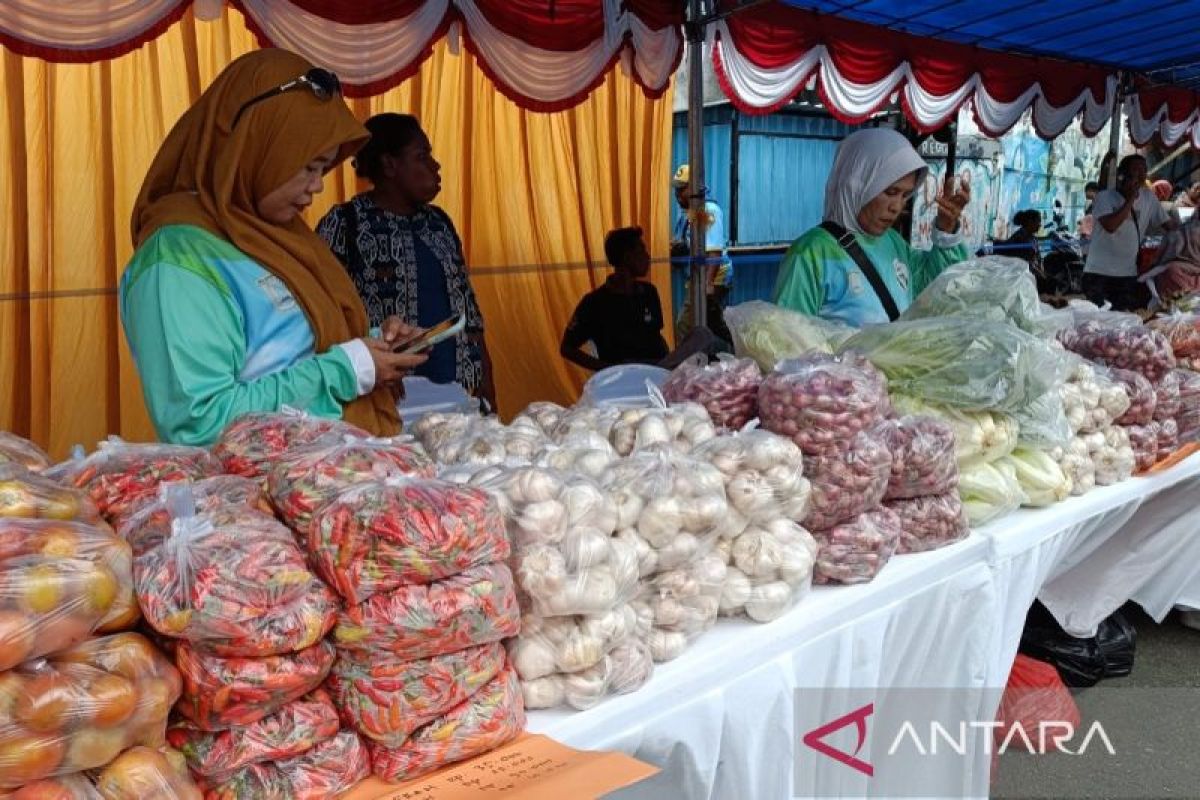 Pemkab Jayapura Sidak Pasar dan Salurkan 3.500 Ayam Petelur demi Tekan Inflasi, Target Swasembada Telur 60 Persen pada 2026