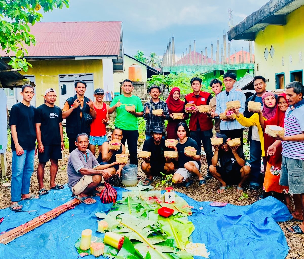 Forum Kemanusiaan Kendari Bagikan Daging Kurban Ramah Lingkungan ke Korban Banjir, Pakai Besek Bambu