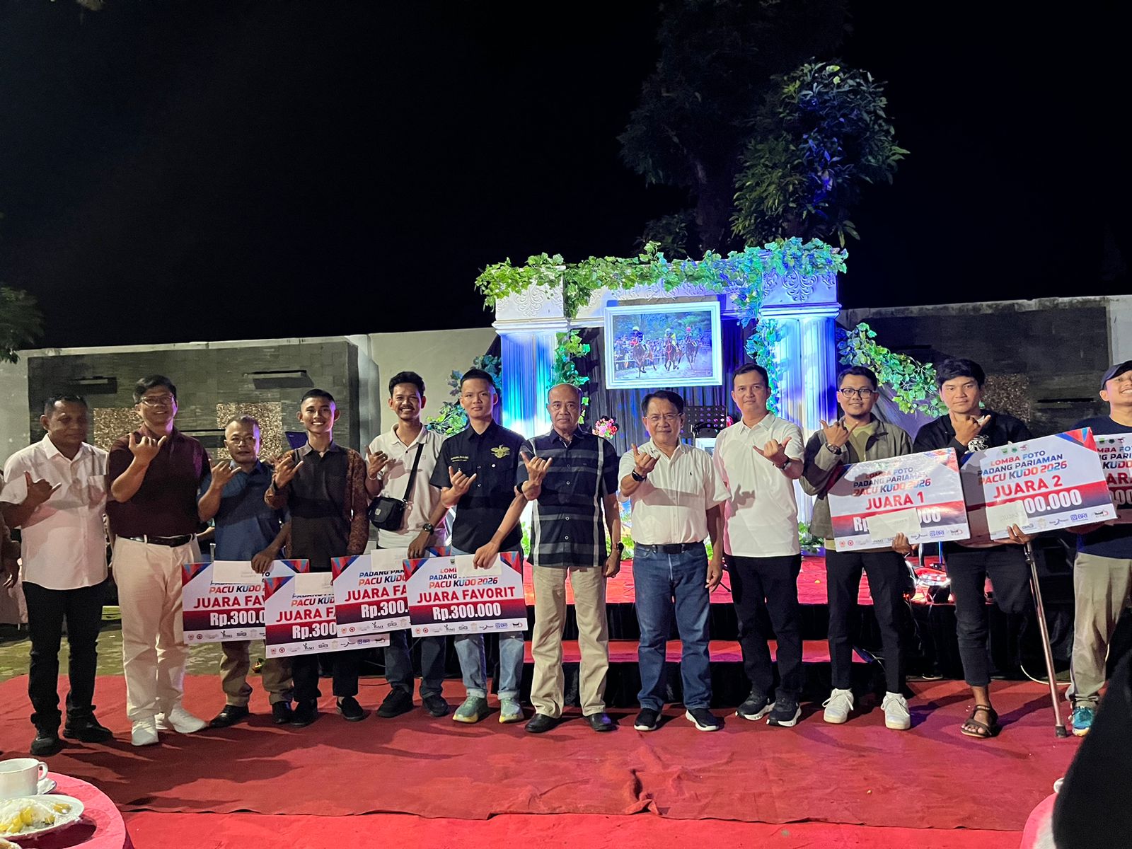 Bupati Padang Pariaman Serahkan Hadiah Lomba Foto Pacu Kudo 2026, Acara Pembubaran Kepanitiaan Jadi Ajang Apresiasi