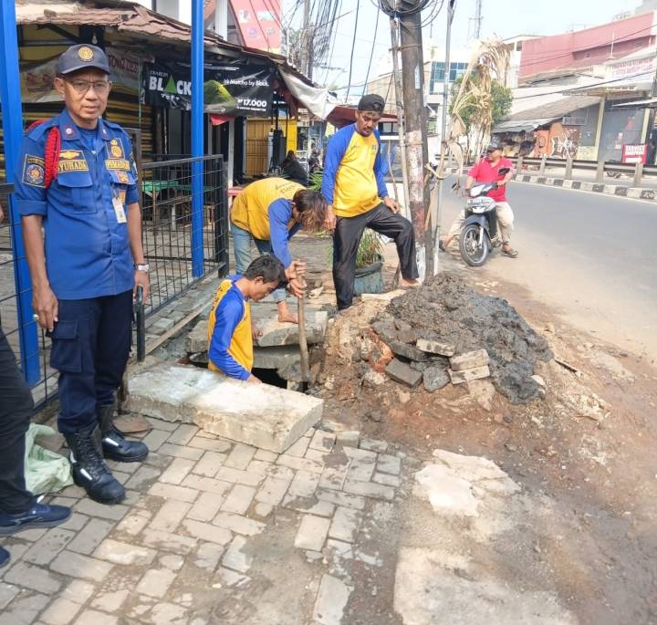 Petugas Damkar Masuk Gorong-gorong Sempit Bersihkan Lumpur di Jalan Raden Fatah Ciledug, Normalisasi Saluran Air Sepanjang 12 Meter