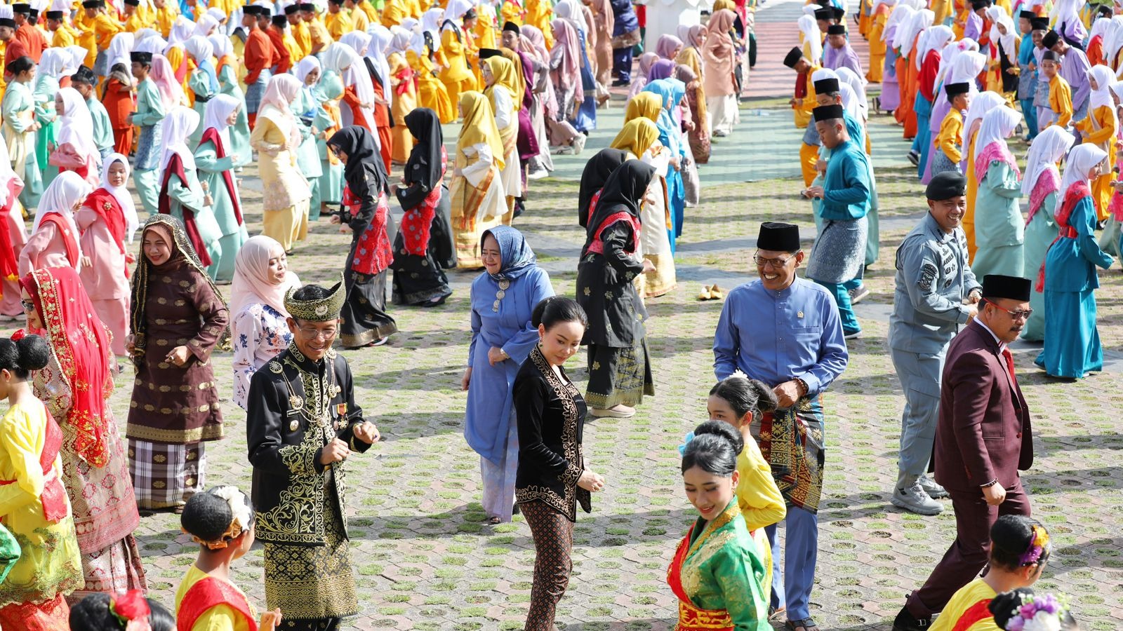 Sebanyak 5.120 Pelajar SD-SMP di Batam Tari Zapin Massal Bareng Wali Kota di Hardiknas 2026, Semarakkan Pelestarian Budaya