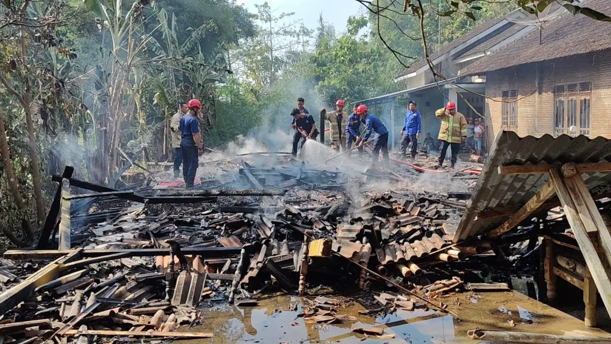 Rumah Kayu di Simo Boyolali Ludes Terbakar hingga Roboh, 1 Motor Hangus saat Penghuni Masak Pakai Tungku