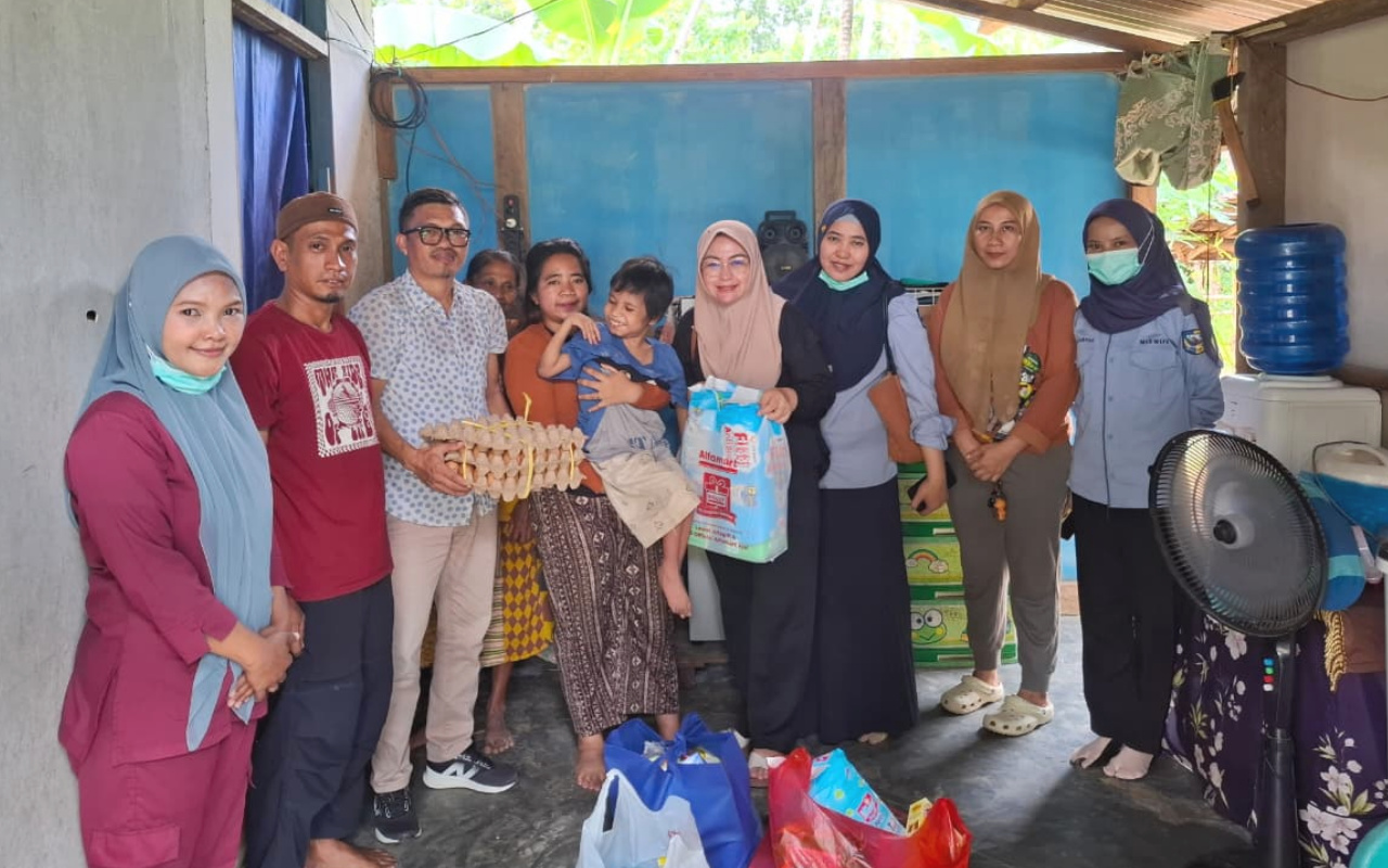 Ketua TP-PKK Bolaang Mongondow Utara Ening Sutrisni Lasena Adam Jenguk Adik Apong di Ollot II, Salurkan Bantuan Sembako dan Layanan Medis