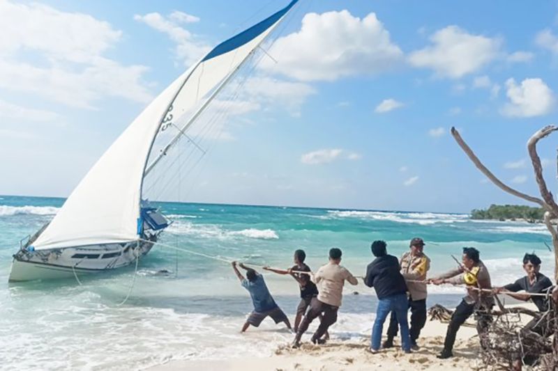 Yacht Berbendera Australia Ditemukan Terdampar Tanpa Awak di Pantai Rote NTT, Polisi Selidiki Dokumen dan Barang Bukti