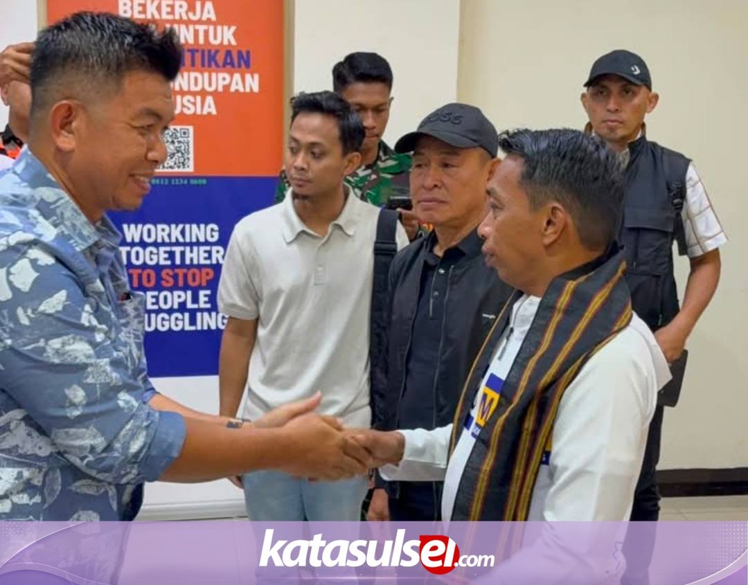 ** Disambut Adat Bugis di Bandara Haluoleo, Bupati Sidrap Teken MoU dengan Pemkot Kendari dan Bahas Jamsostek