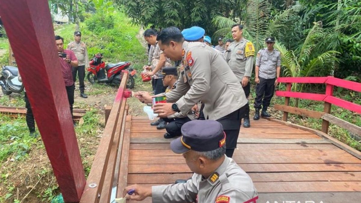 Kapolres Balangan AKBP Yulianor Abdi Percantik Jembatan Merah Putih di Mampari