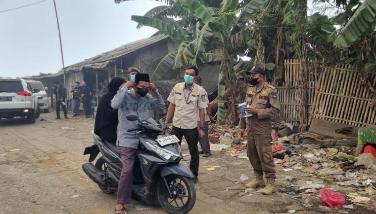 Kebakaran TPA Jatiwaringin Tangerang, Satpol PP Bagikan Masker Gratis ke Warga dan Pengendara