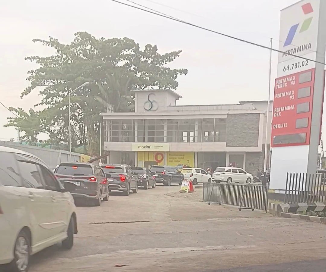 Antrean BBM Mengular di Pontianak dan Kubu Raya, Pertamina Pastikan Stok Aman Usai Kapal Bongkar Terhambat Air Surut