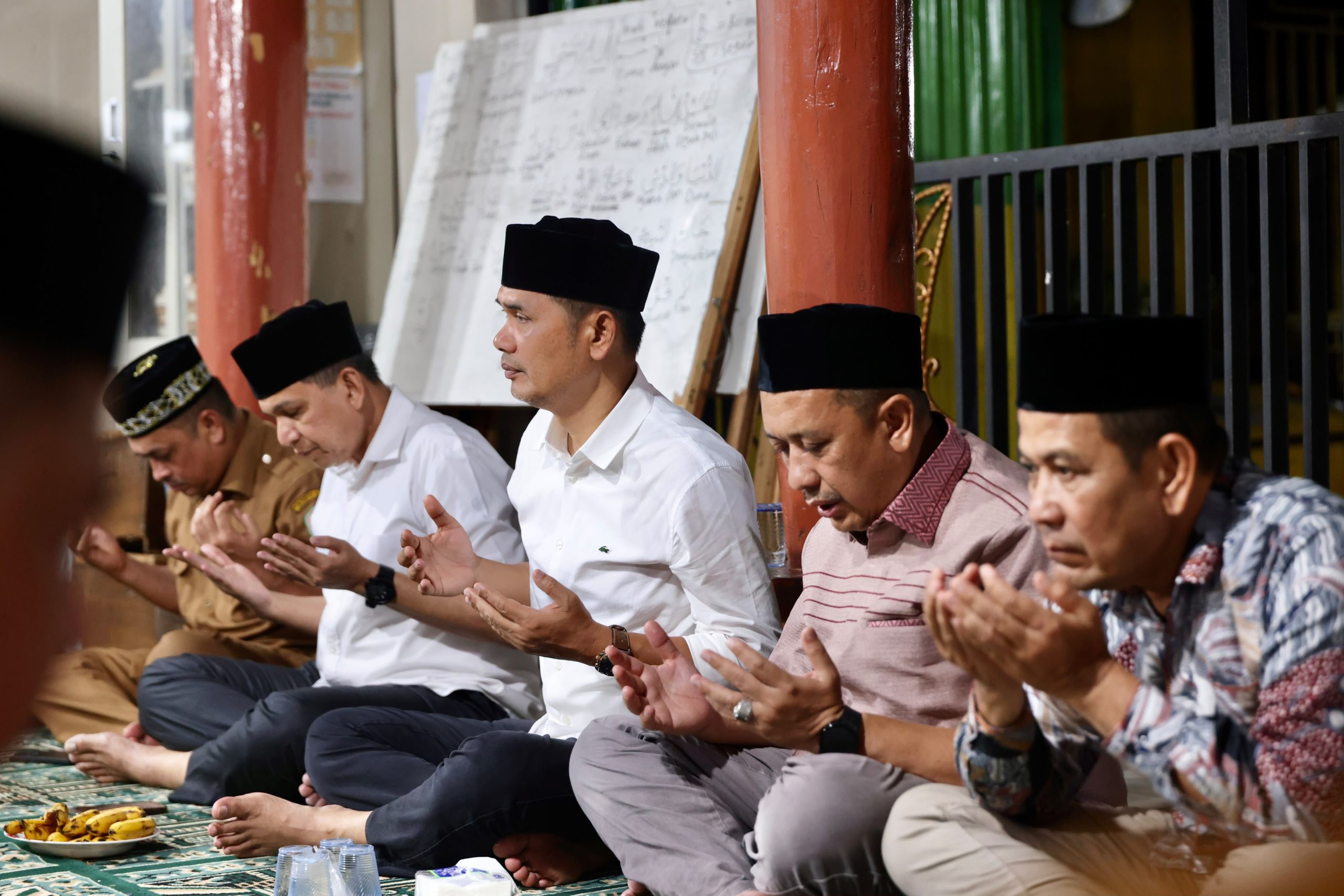 Sekda Aceh M. Nasir Takziah ke Rumah Duka Ibunda Pemimpin Redaksi Serambi Indonesia di Sigli, Sampaikan Belasungkawa