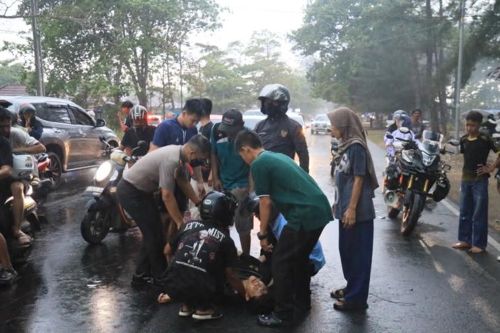 Kapolda Bengkulu Irjen Yudhi Sulistianto Hentikan Perjalanan demi Tolong Korban Laka di Pantai Panjang, Korban Dilarikan ke RS Bhayangkara