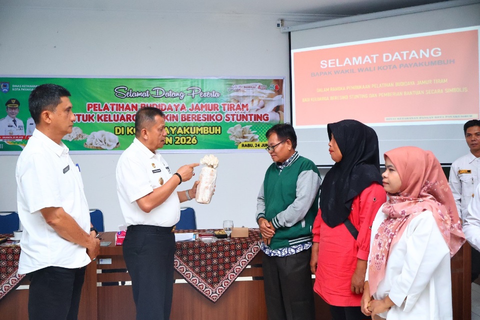 Pemko Payakumbuh Salurkan 6.000 Baglog Jamur Tiram ke 40 Keluarga Miskin Berisiko Stunting, Digelar Pelatihan Budidaya