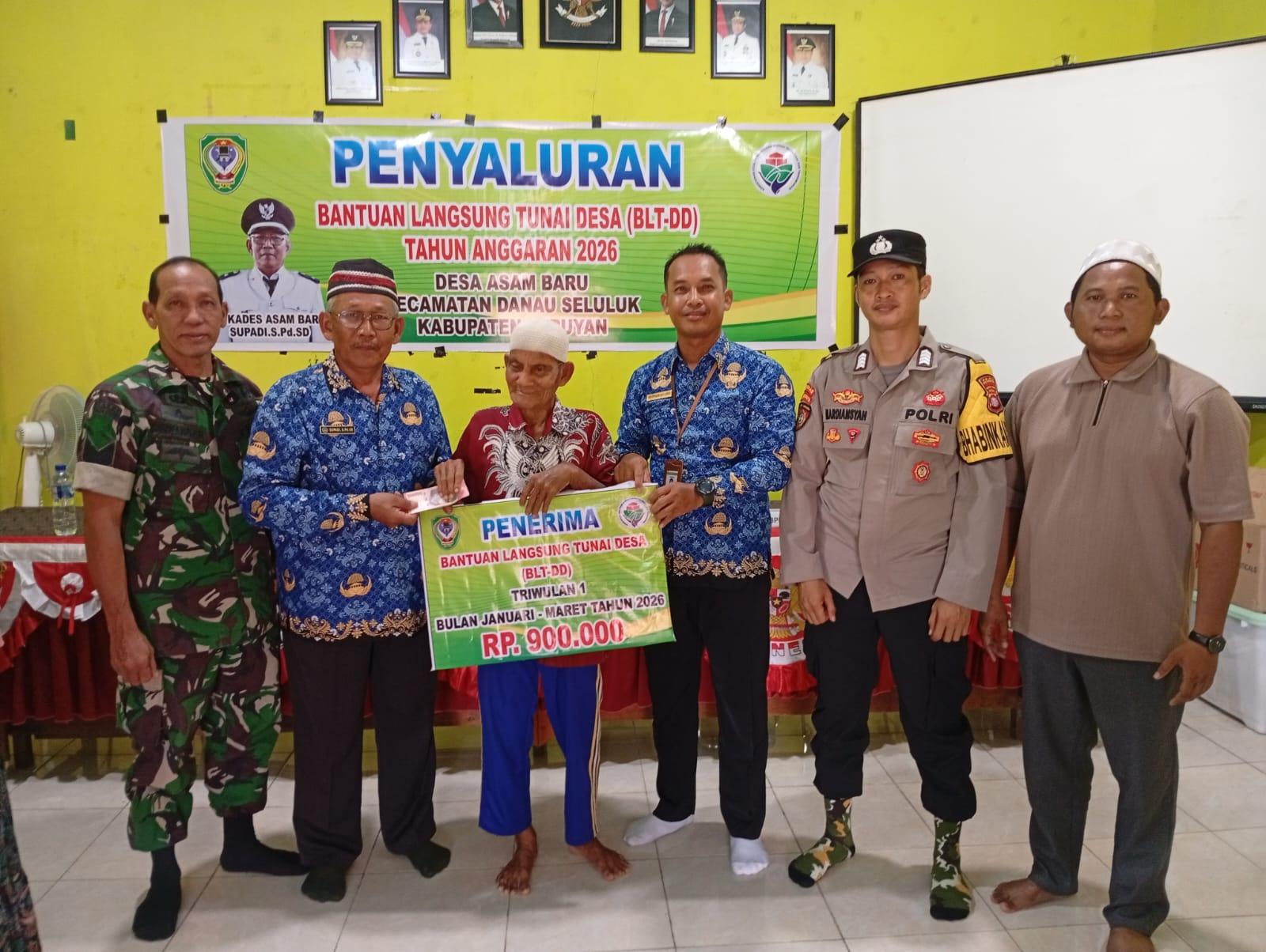 Polres Seruyan Kawal Penyaluran BLT Dana Desa Triwulan I di Asam Baru, 9 Warga Kurang Mampu Terima Rp900 Ribu