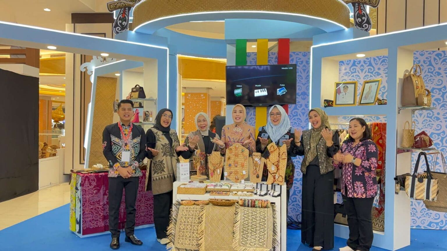 Ketua Dekranasda Kalteng Aisyah Thisia Tinjau Stand di HUT ke-46 Dekranas, 3 Fokus Utama Dorong Produk Perajin Tembus Pasar Nasional