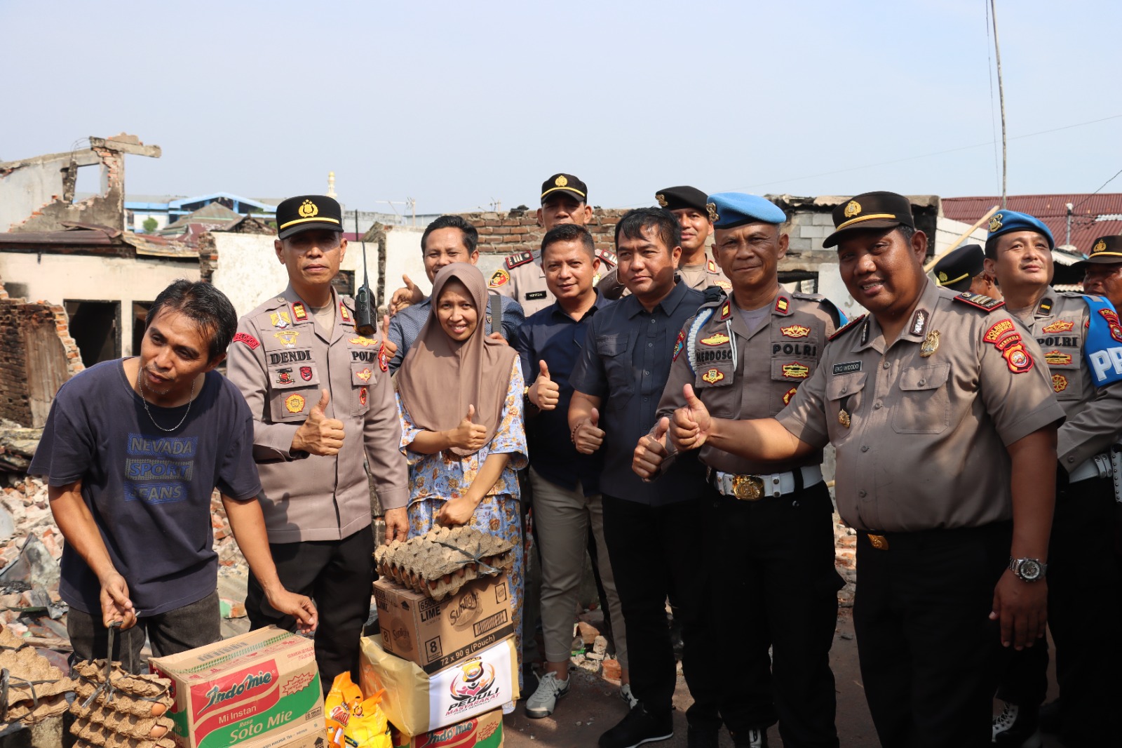 Polresta Bengkulu Salurkan Sembako ke 21 Keluarga Korban Kebakaran, Kapolresta Turun Langsung ke Lokasi