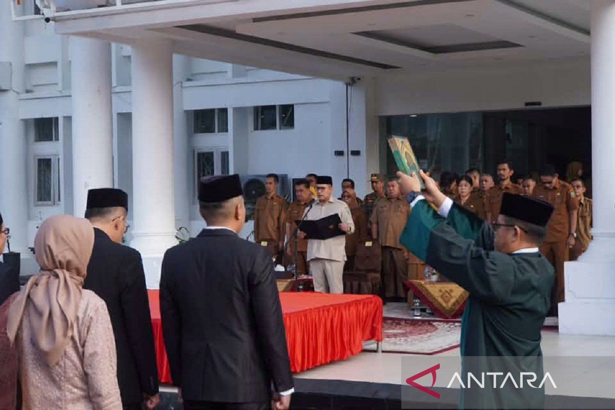 Wali Kota Padang Panjang Lantik 38 Pejabat Administrator, Minta Inovasi dan Adaptasi di Tengah Tantangan Pelayanan