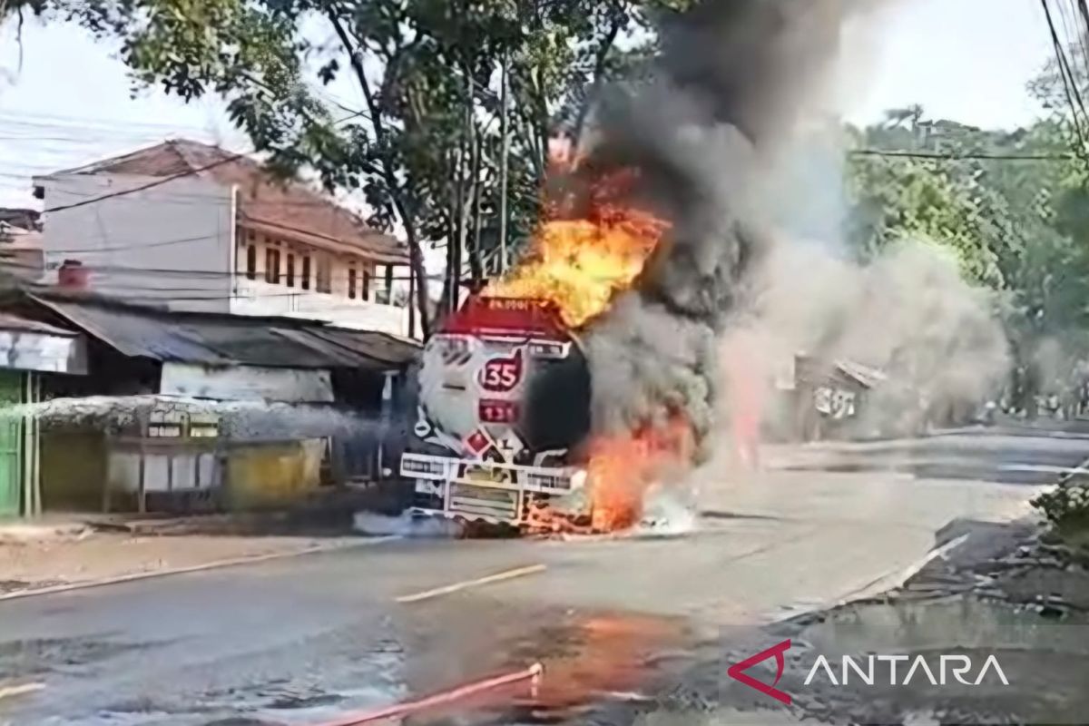 Truk Tangki Pertalite Terbakar di Warungkondang Cianjur, Jalur Sukabumi Ditutup Sementara