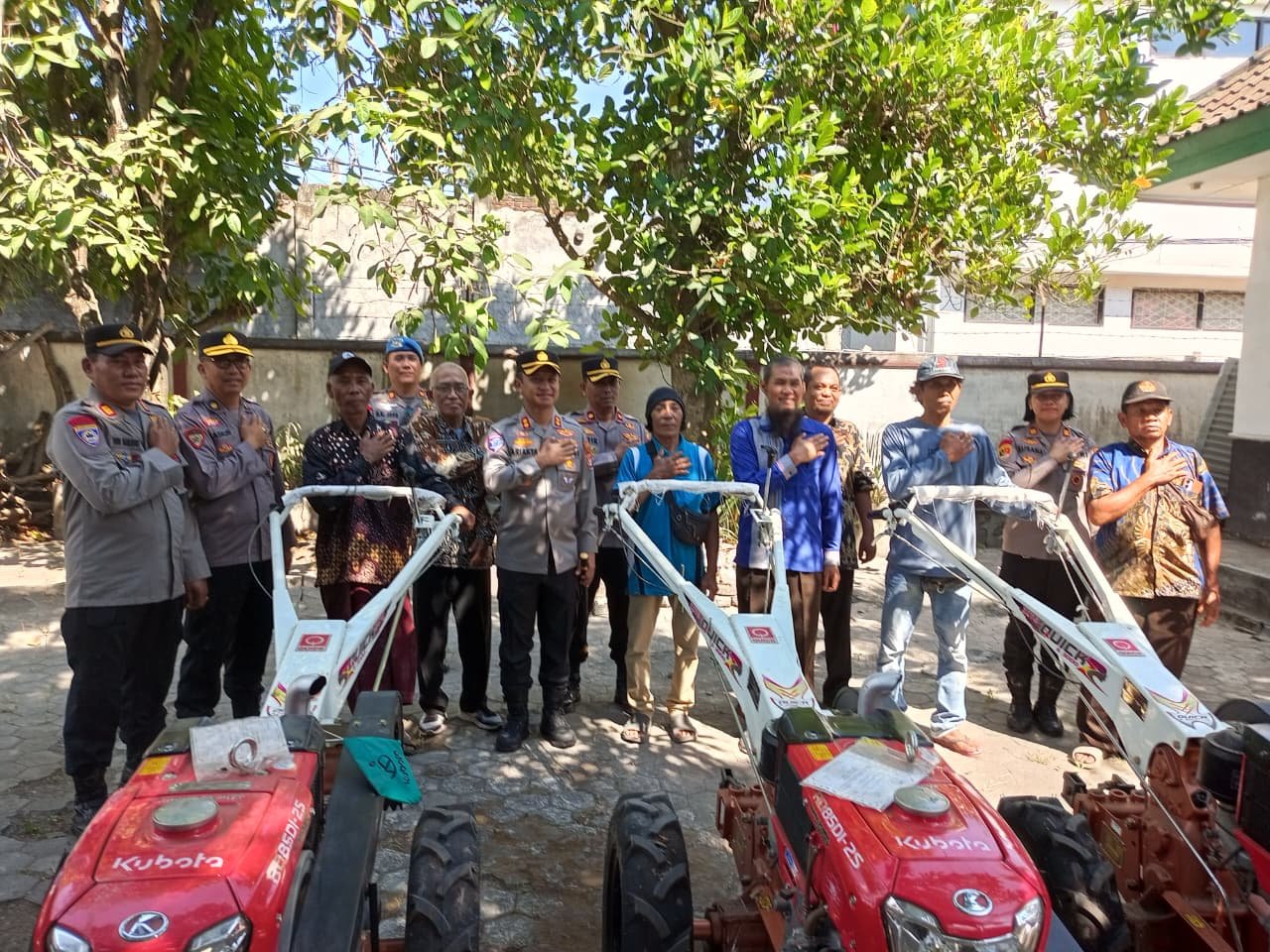 Kapolres Lombok Timur Salurkan Bantuan Traktor Roda Dua ke Tiga Kelompok Tani di Pringgabaya, Targetkan Produktivitas Naik