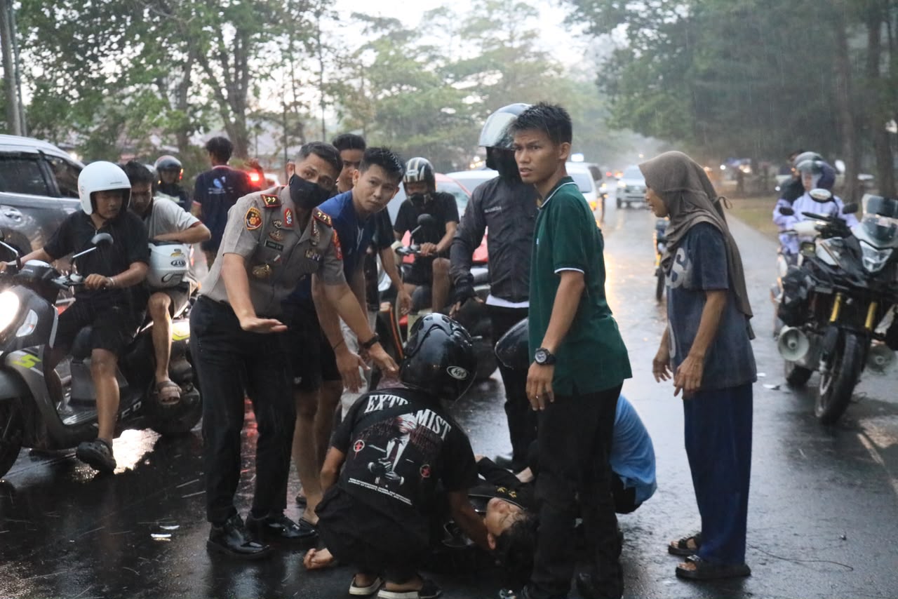 Kapolda Bengkulu Hentikan Kendaraan di Pantai Panjang demi Tolong Korban Kecelakaan, Langsung Evakuasi ke RS Bhayangkara