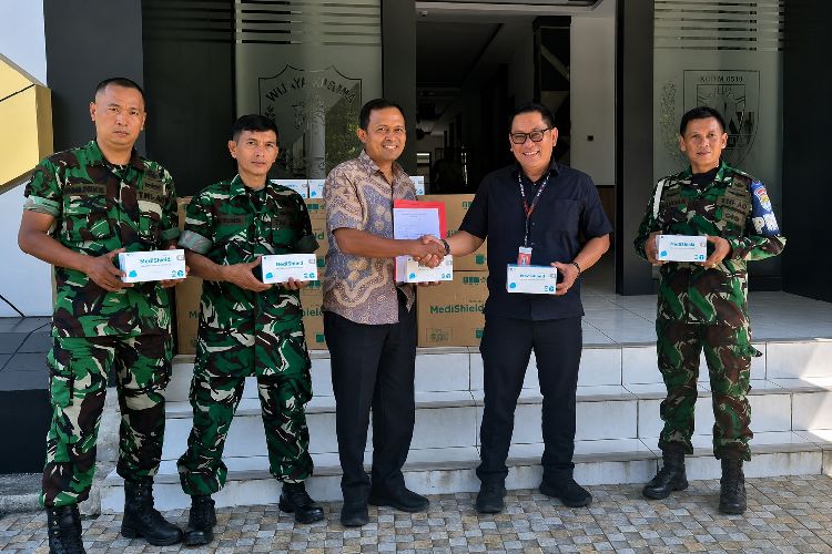 Bencana Asap TPA Jatiwaringin: Indah Kiat Salurkan 35 Ribu Masker untuk Warga dan Petugas di Tangerang