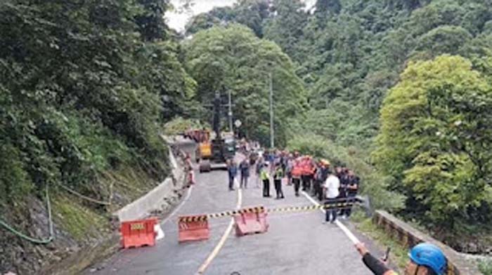 Longsor Lembah Anai Tutup Total Jalur Padang–Bukittinggi, Ratusan Kendaraan Terjebak Macet, Arus Dialihkan