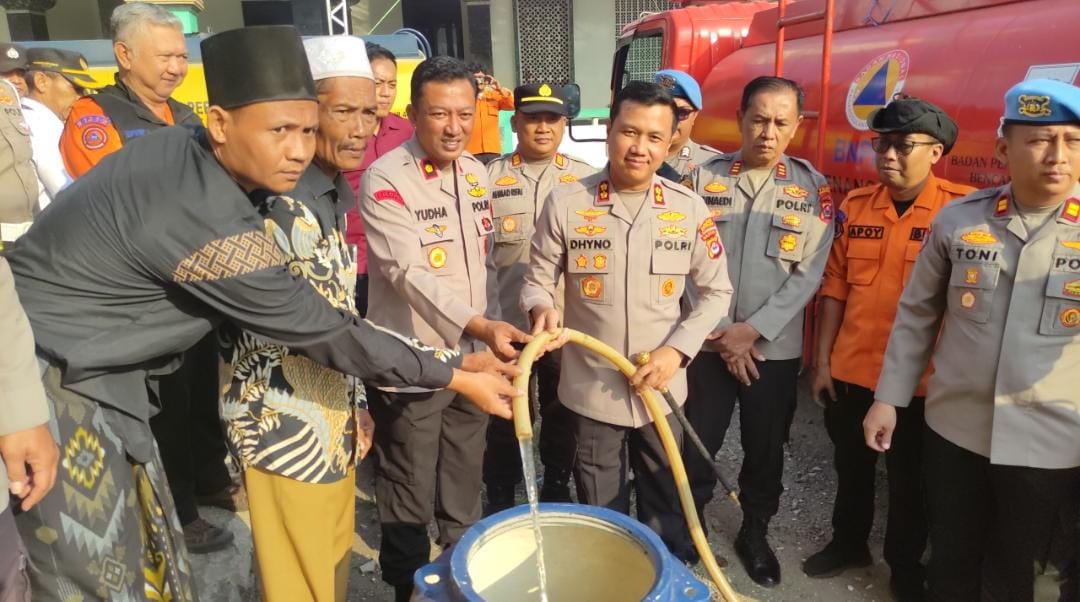 Kekeringan Melanda 9 Kecamatan di Pandeglang, Polres Salurkan 15.000 Liter Air Bersih ke Kampung Cisampih