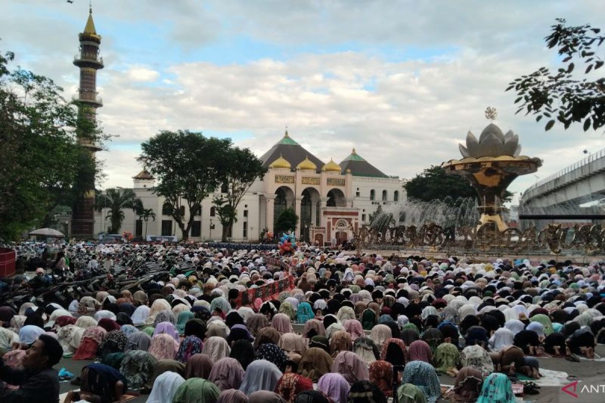 Wali Kota Palembang Ratu Dewa Serahkan Dua Ekor Sapi Kurban di Masjid Agung, Ajak Warga Perkuat Kepedulian Sosial Idul Adha 1447 H