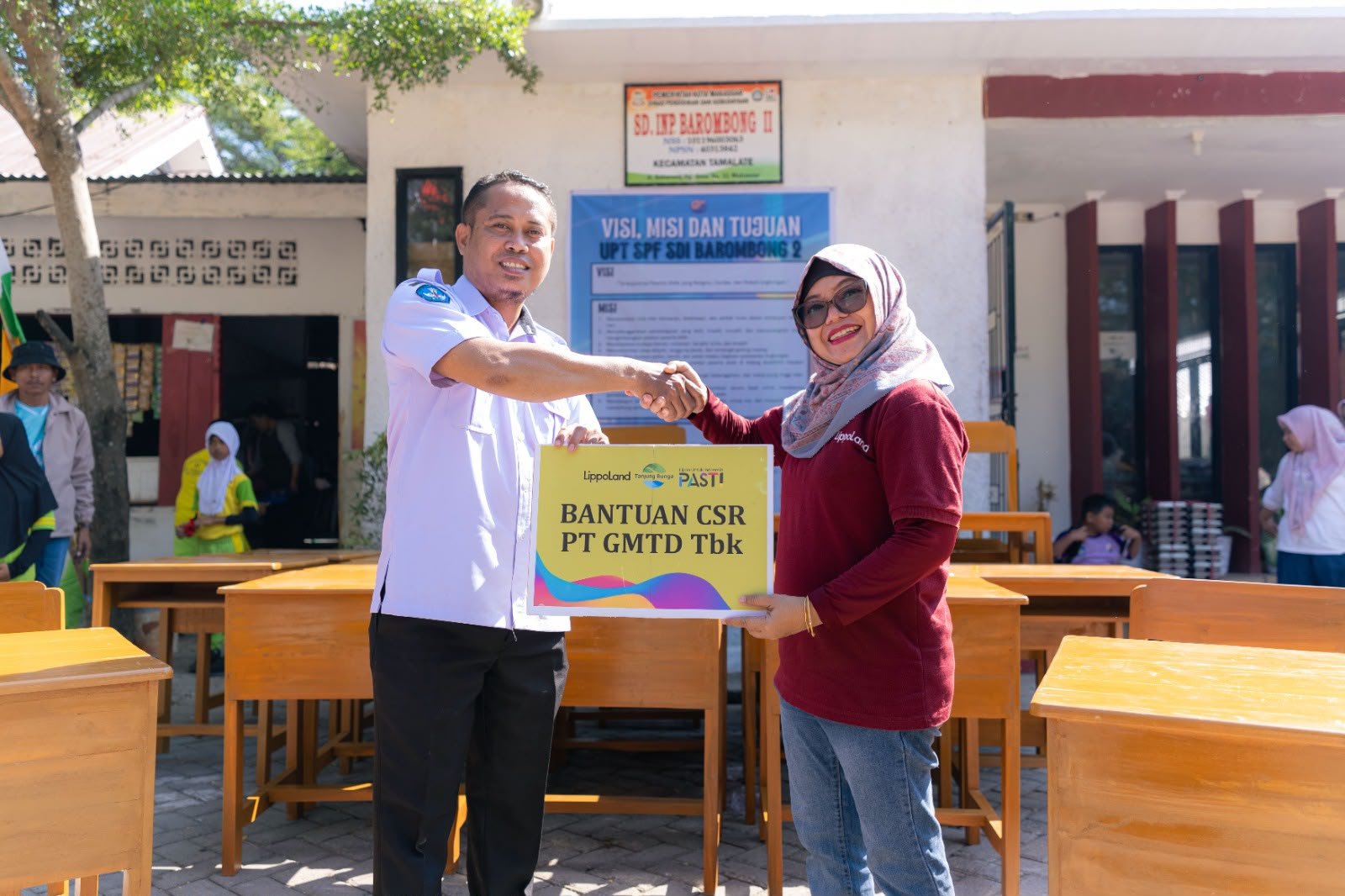 GMTD Rayakan HUT ke-28 dengan Bantuan 84 Set Bangku Sekolah di Makassar dan Donor Darah 134 Kantong